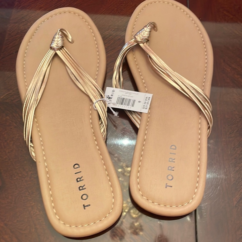 NWT Torrid Rose Gold Metallic flip flop, 9